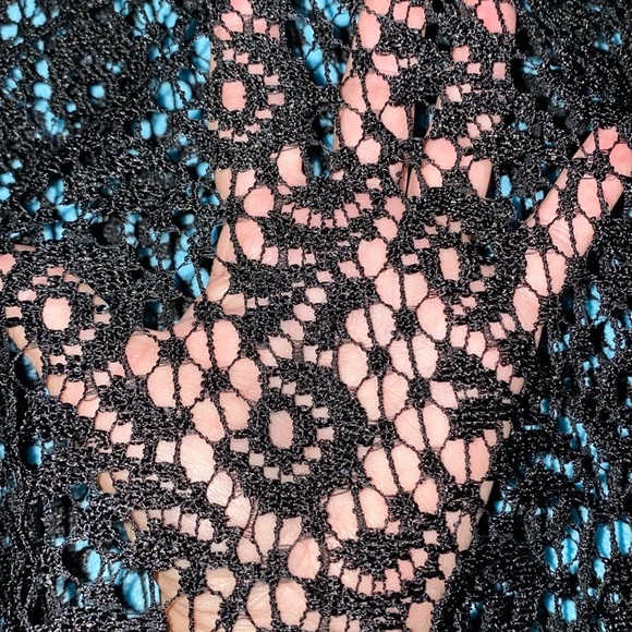 TO THE MAX floral crocheted long sleeve stretchy top size M - Picture 3 of 7